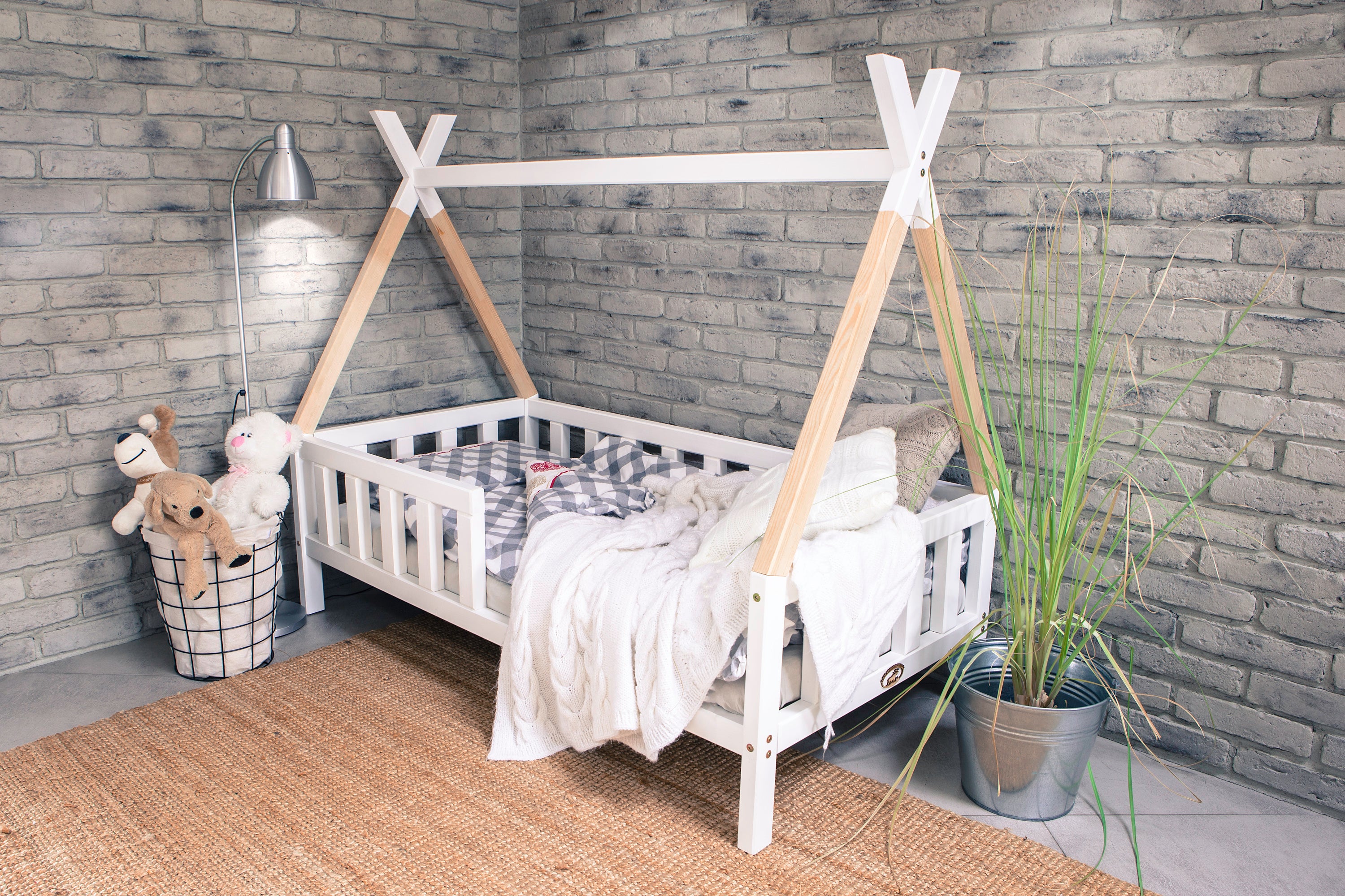 Cama infantil en forma de Tipi NAKANA con barandilla de seguridad - madera  maciza - blanco - 90 x 160 cm