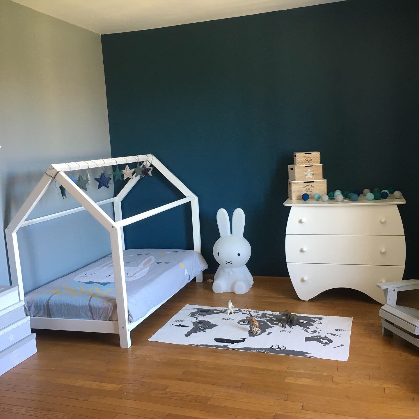 Cabin bed with color barriers in color