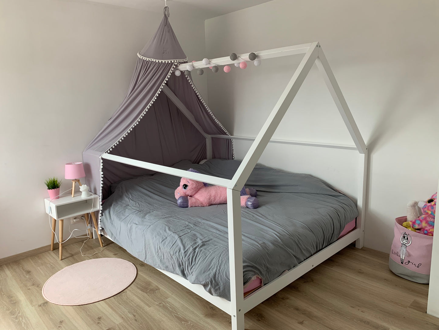 Cabin bed with color barriers in color