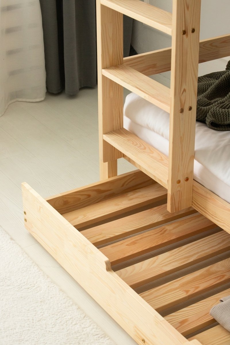C4 bunk bed with footrest