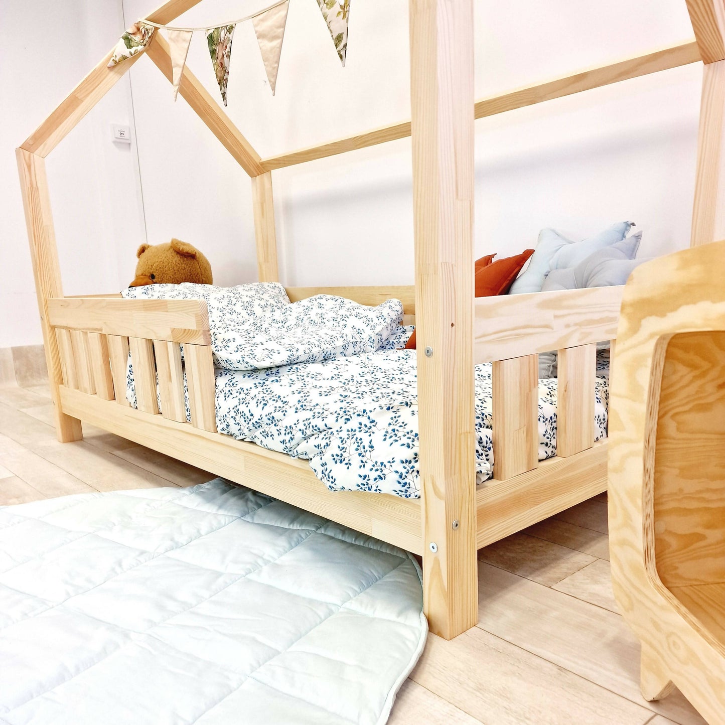 Lou hut bed with bars barriers