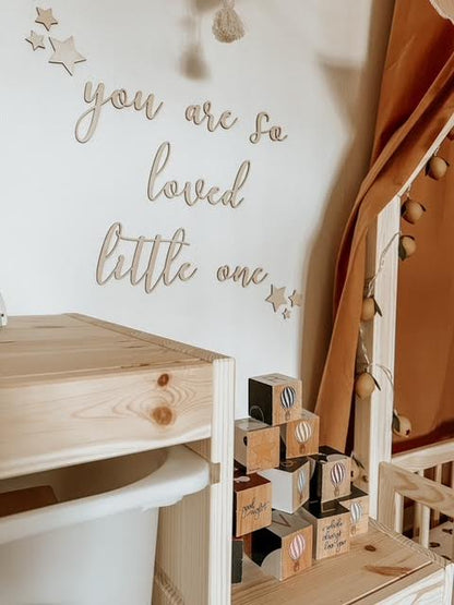 Bella scrittura decorativa da parete "Sei così amato piccolo" + piccole stelle