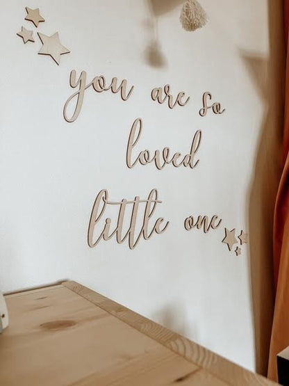 Bella scrittura decorativa da parete "Sei così amato piccolo" + piccole stelle