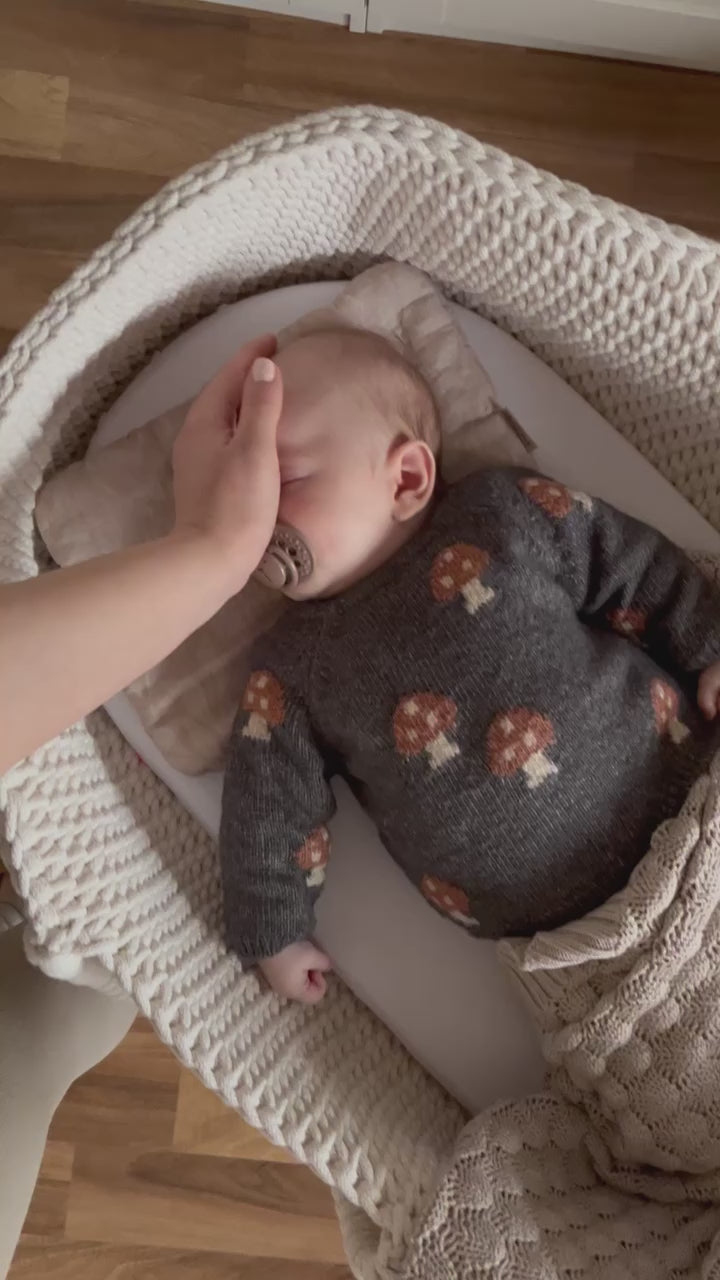 Charger la vidéo : Couffin moïse en crochet fait main pour bébé couffin à bascule